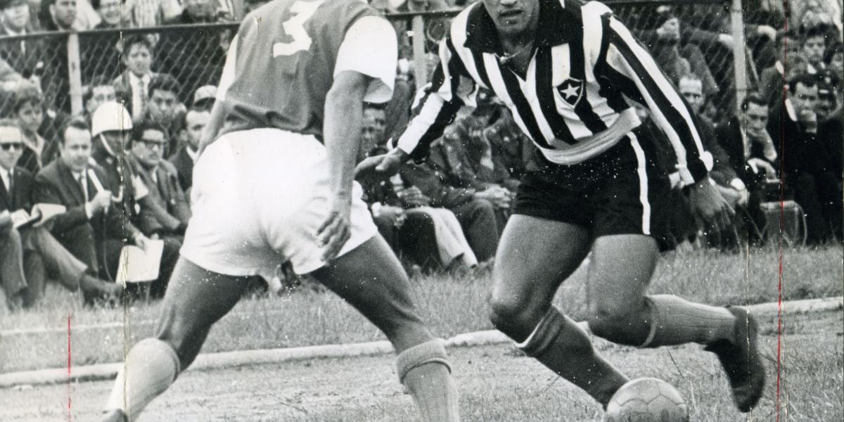 Garrincha (der.), que actuaba como extremo derecho y desarrolló casi toda su carrera en el Botafogo de Río de Janeiro, ganó los Mundiales de 1958 y 1962 con la selección brasileña.