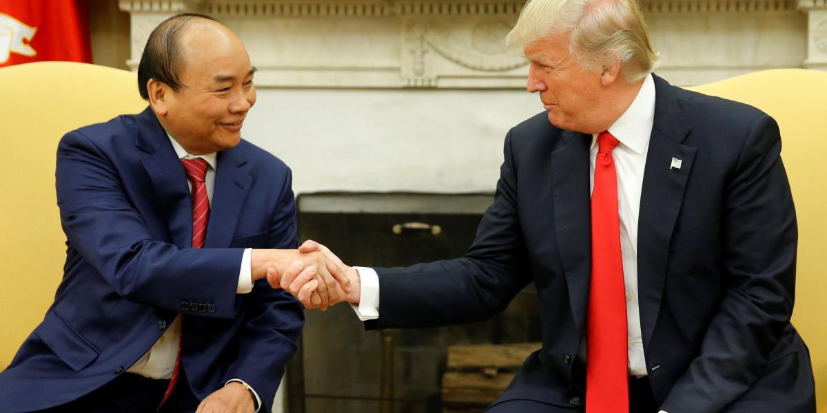 En medio de la polémica, Trump se vió ayer con el primer ministro de Vietnam, Nguyen X. Phuc.
