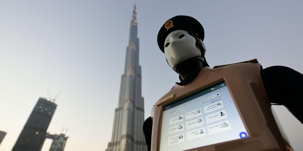 El robot policía fue fabricado en España y presentado en el Burj Khalifa, el edificio más alto del mundo.