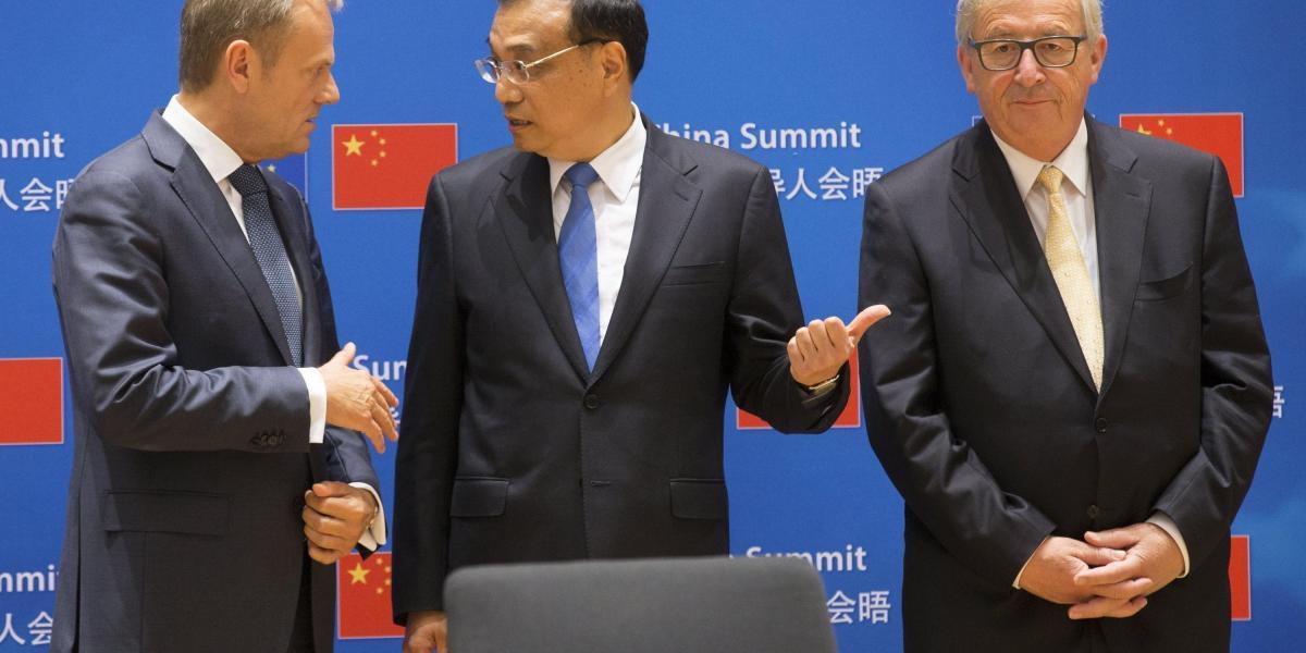 El presidente del Consejo Europeo, Donald Tusk (i), el primer ministro chino, Li Keqiang, y el presidente de la Comisión Europea, Jean-Claude Juncker, no llegaron a un discurso conjunto.