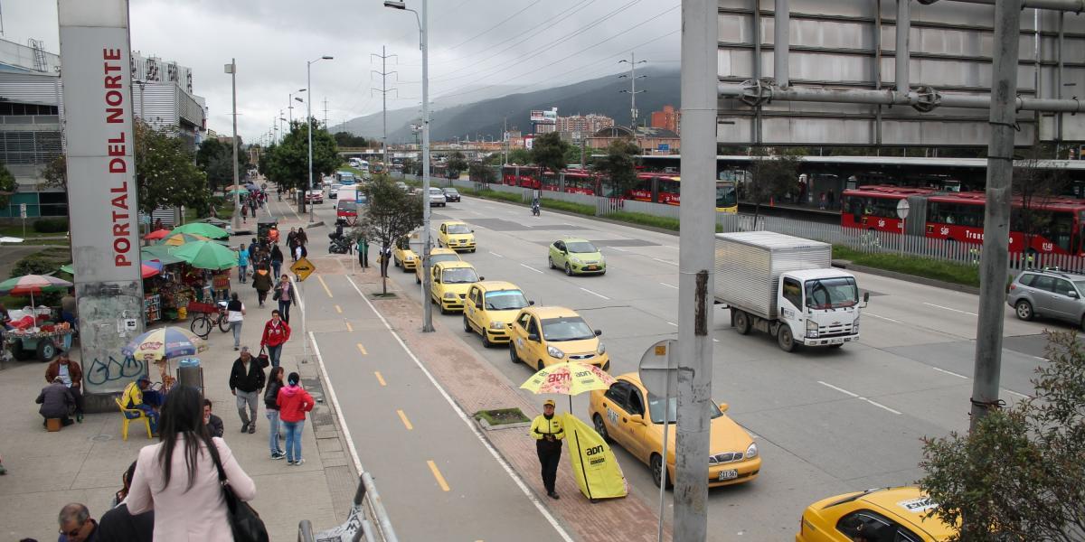 Hasta ocho taxis se detienen al lado del Portal del Norte a la espera de pasajeros