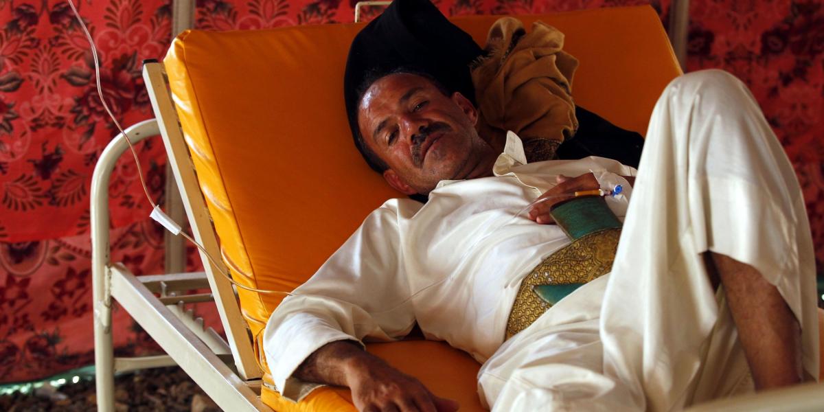 Un hombre yemení infectado con cólera recibe tratamiento en un hospital Saná.