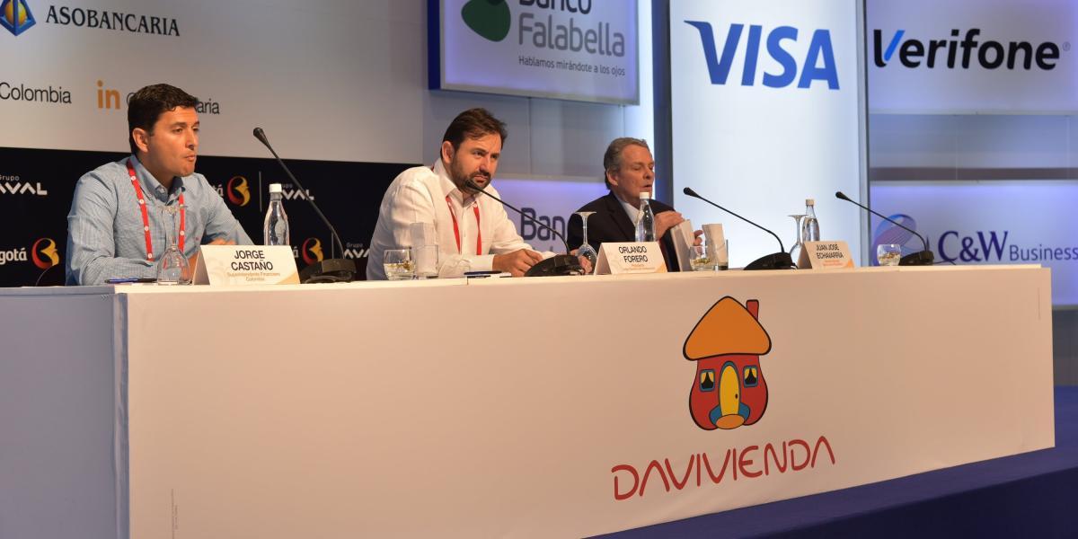 En la instalación de la Convención Bancaria intervinieron Jorge Castaño, superintendente financiero; Orlando Forero y Juan José Echavarría, gerente del Banco de la República.