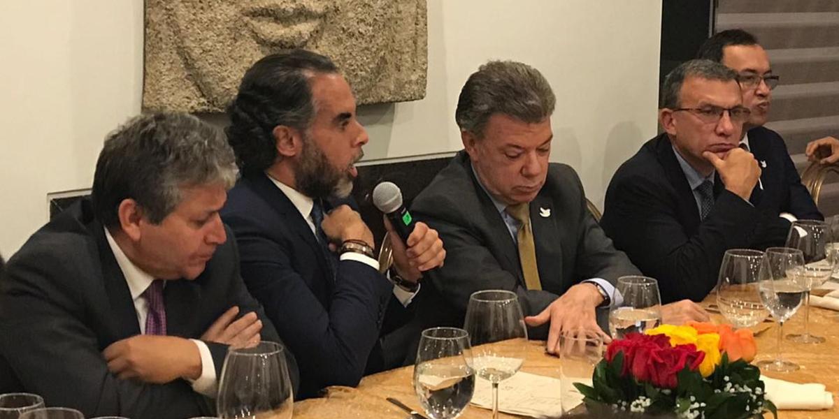 El pasado martes, el presidente Santos se reunió con la bancada de ‘la U’. En la imagen con los copresidentes Bérner Zambrano (izq.) y Armando Benedetti, quien sostiene el micrófono.