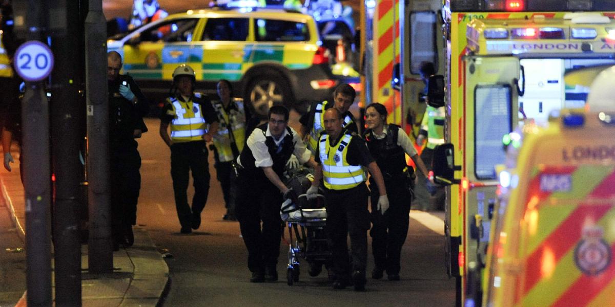 Cuerpos de socorro de Londres evacuan del área del Puente de Londres a un herido víctima del ataque de este sábado.