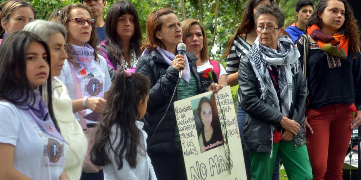 Jineth Bedoya acompañó la manifestación de mujeres que pedía justicia por las víctimas de abusos sexuales.