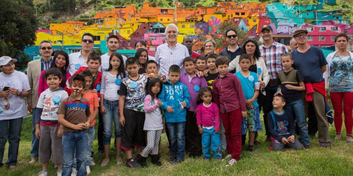 El alcalde Enrique Peñalosa recorrió el barrio Los Puentes e inauguró el mural con la comunidad.