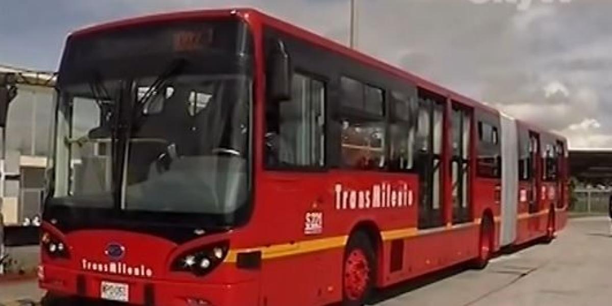 Ya rueda en Bogotá el primer bus articulado 100 % eléctrico del mundo