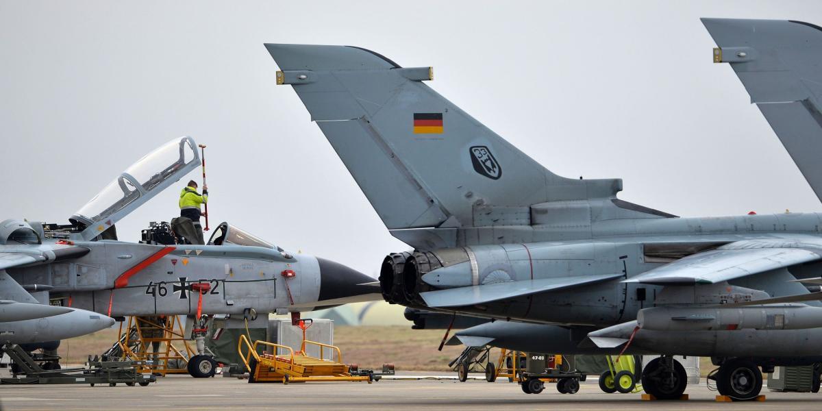 Un técnico trabaja en un avión Tornado alemán, en la base turca de Incirlik.