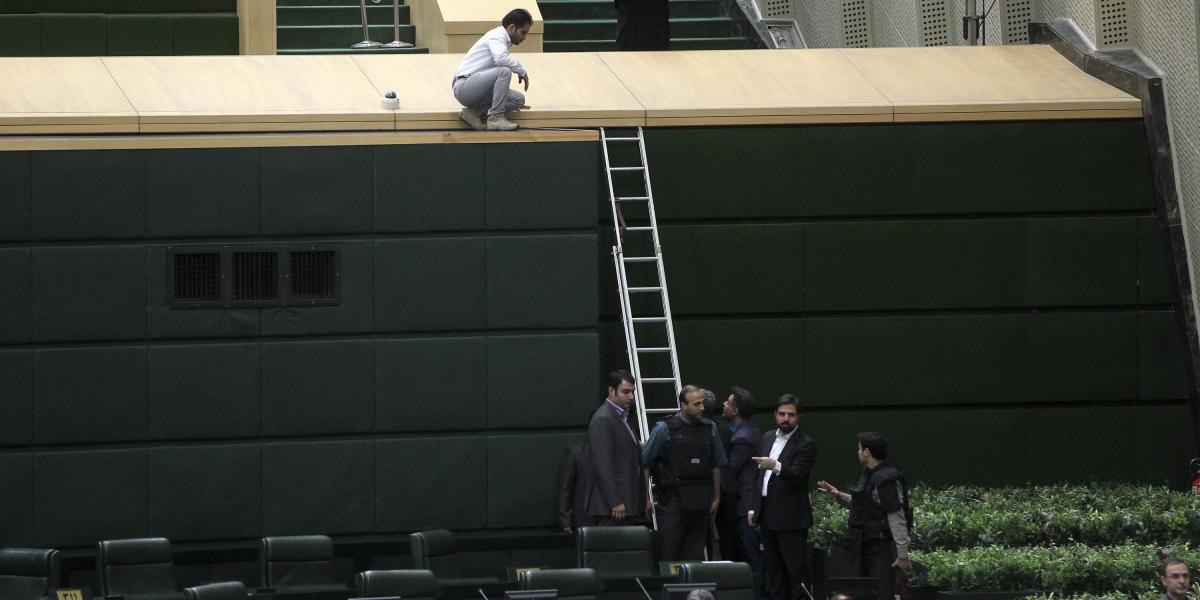Momentos en que las fuerzas de seguridad iraníes custodian el Parlamento durante el ataque reivindicado por el grupo Estado Islámico.