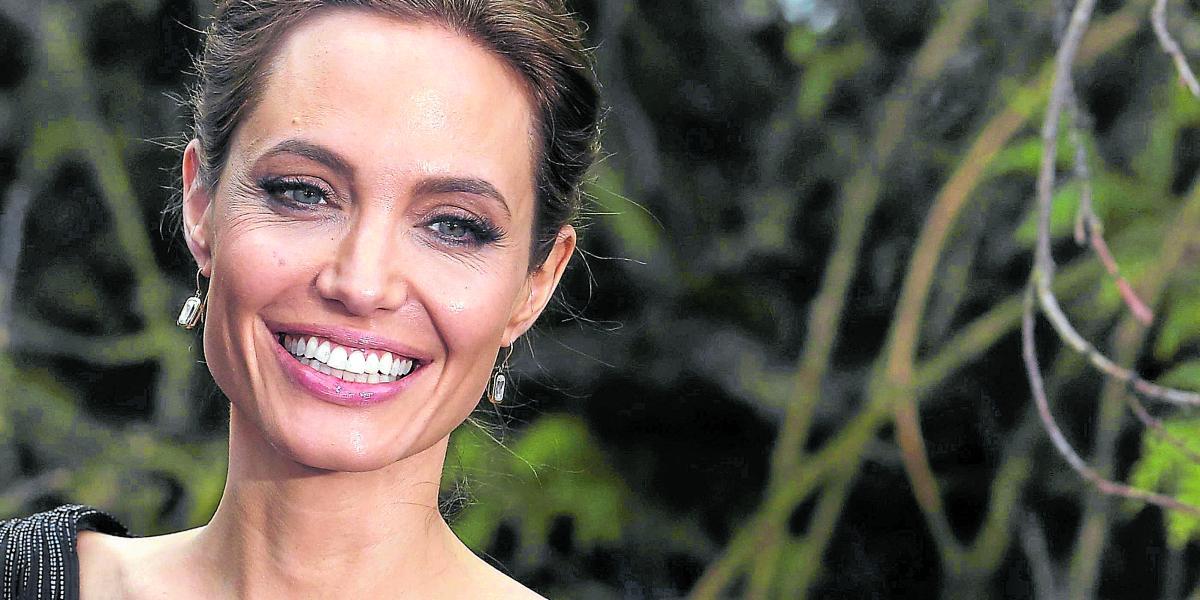 La actriz Angelina Jolie se separó de su primer marido, Jonny Lee Miller, tras iniciar una relación con la modelo Jenny Shimizu. En 2000, se casó con el actor Billy Bob Thornton y más tarde con su exesposo Brad Pitt. Diversos rumores aseguraban que tanto Jolie como Pitt eran bisexuales.