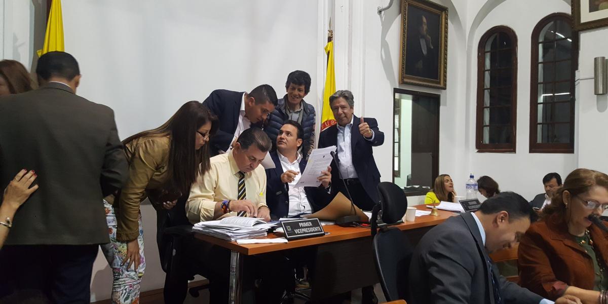 El presidente de la comisión de Hacienda, Julio César Acosta, a su izquierda, de camisa amarilla, Nelson Castro, del Polo. Atrás los concejales Juan Carlos Flórez y Roberto Hinestrosa.