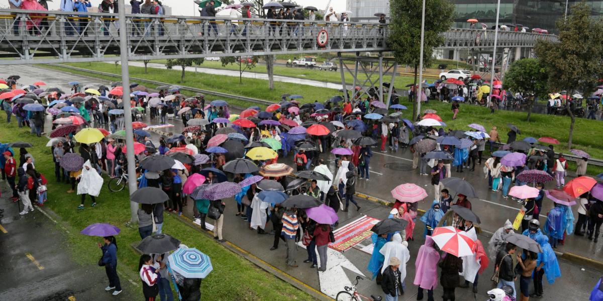 Unos 8.000 docentes se concentraron ayer frente a la Secretaría de Educación de Bogotá y colapsaron varias vías de la ciudad.