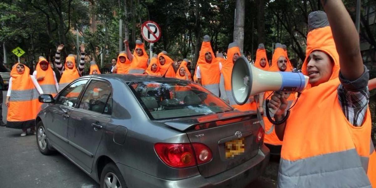 Los conos hacen pedagogía y controlan que no haya carros mal parqueados en Bogotá.