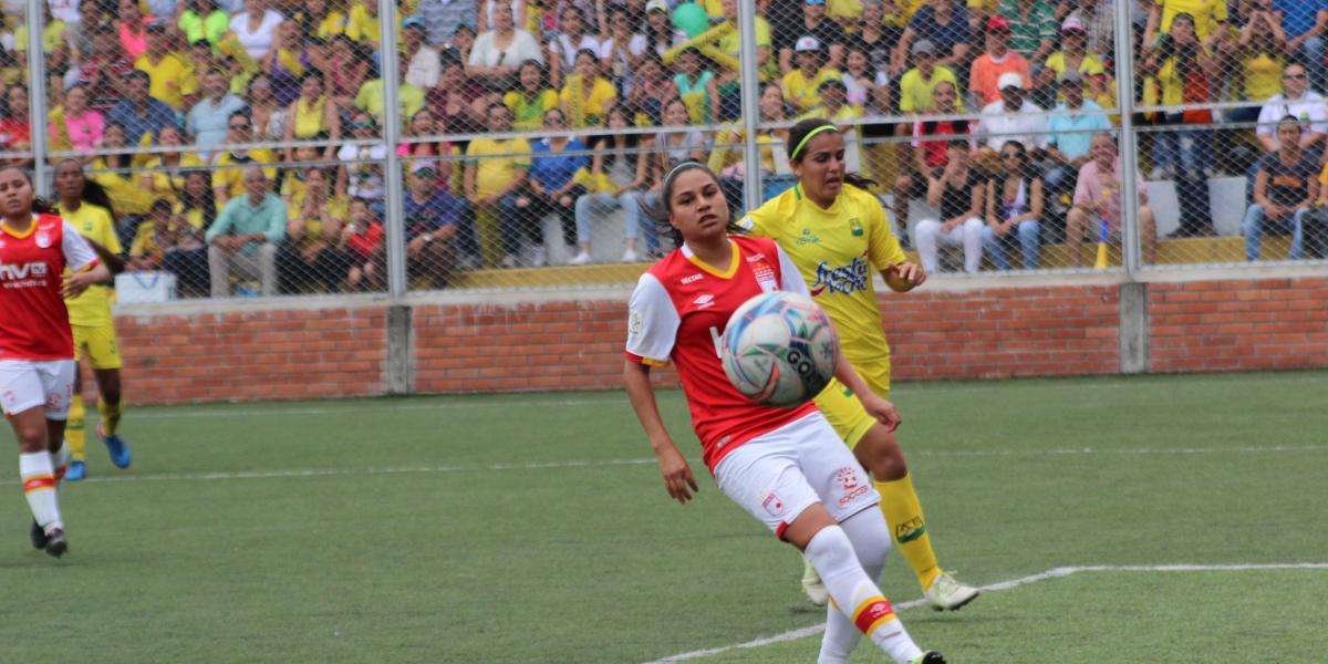 Las leonas de Santa Fe ganaron el partido de ida 1-0 al Bucaramanga en la cancha Marte de la capital santandereana.