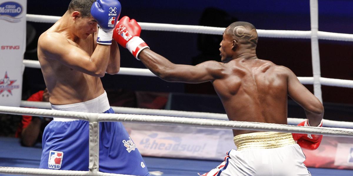 El cubano Julio César La Cruz (der.) pelea frente al colombiano Jeisson Camargo (izq.), en la división de 81Kg, en el pleito de la ronda semifinal de la séptima Serie Mundial de Boxeo.