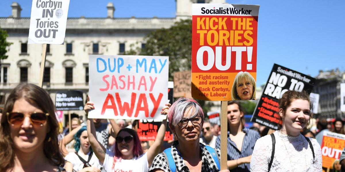 Decenas de personas se manifestaron este sábado en Londres en contra de Theresa May.