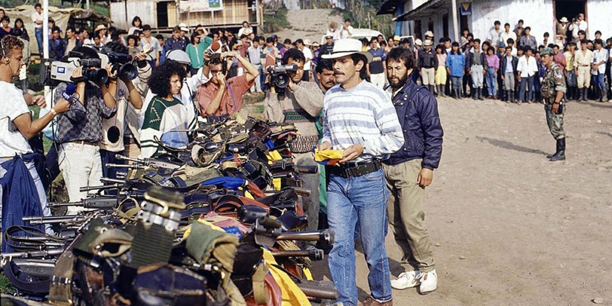Esta imagen del comandante general del M-19, Carlos Pizarro Leongómez, fue tomada el 9 de marzo de 1990 en Tacueyó, Cauca, y se convirtió en el símbolo del desarme de esa guerrilla.