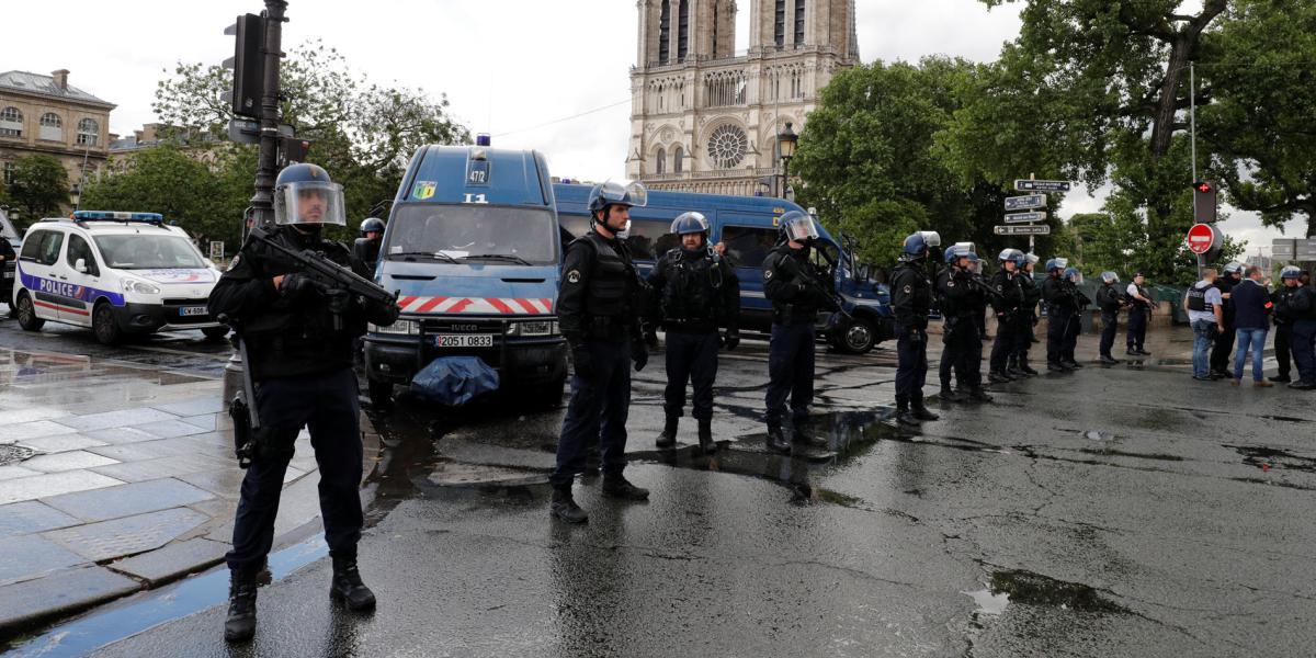 Después de que un hombre atacó a un policía frente a la catedral de Notre Dame en París, las autoridades reforzaron la seguridad.