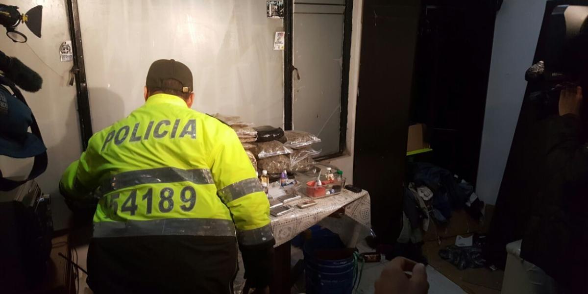 La casa con drogas y celulares en si interior fue encontrada cuando la policía de Chapinero perseguía a un hombre acusado de estar armado.