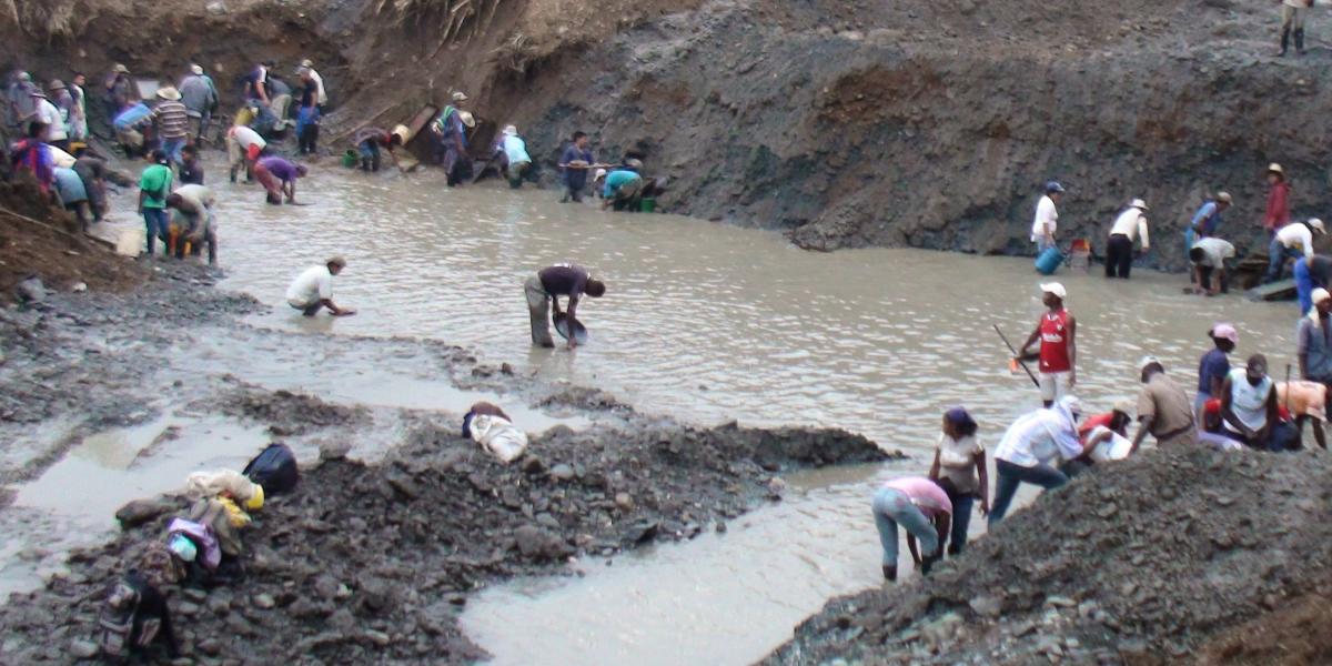 A mediados de febrero dos mineros murieron y tres más resultaron heridos tras un alud generado en una mina artesanal de oro, ubicada en la vereda Santa Rosa, jurisdicción de Guajui.