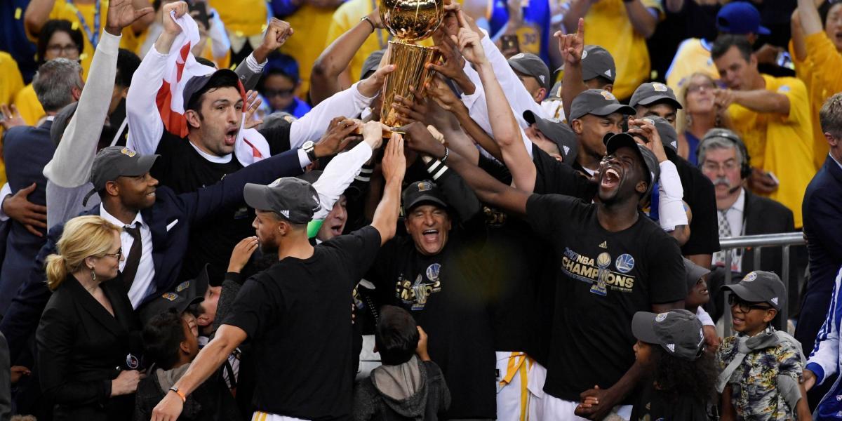 Los jugadores de Golden State Warriors y su entrenador celebran el título tras doblegar en la serie a Cleveland Cavaliers, en el quinto juego de la final celebrado en el Oracle Arena.