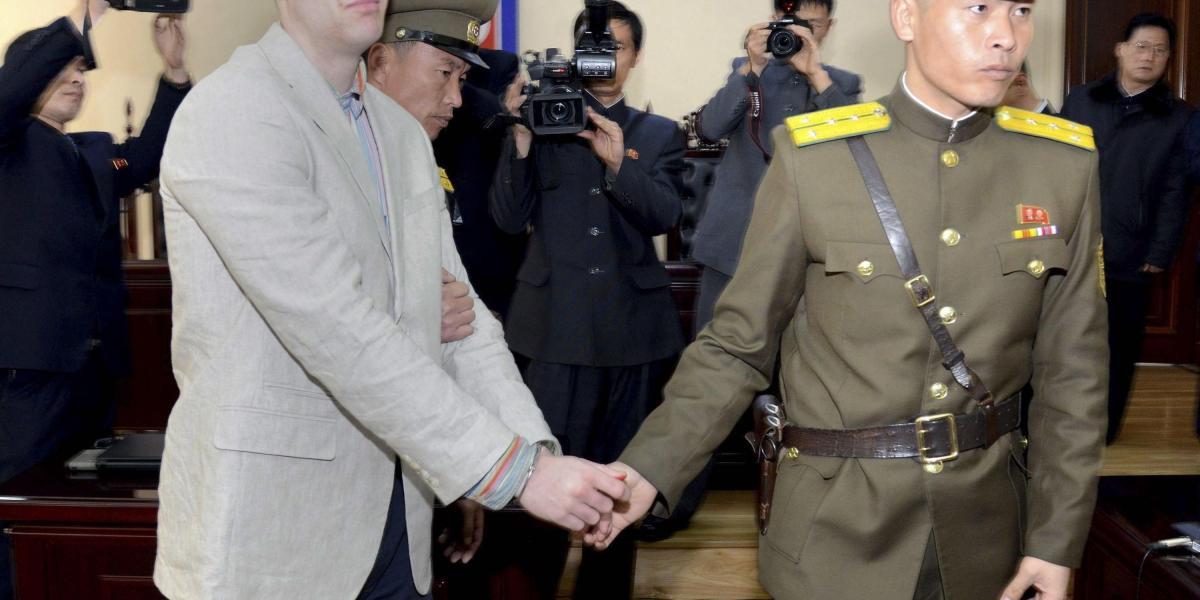 El estudiante estadounidense Otto Frederick Warmbier (i), esposado durante su juicio en la Corte Suprema de Corea del Norte el 16 de marzo de 2016.