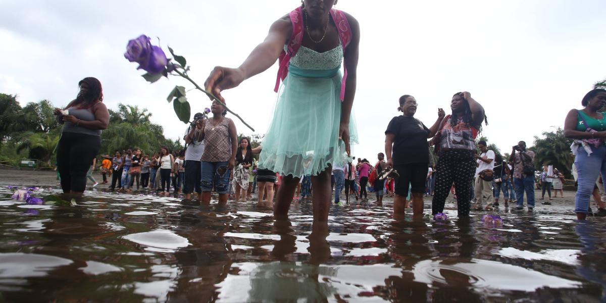 La ceremonia floral de Tumaco ocurrió el 25 de mayo pasado, en un aniversario del secuestro y la violación que vivió la periodista Jineth Bedoya.