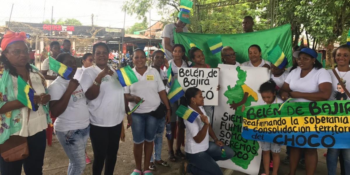 Algunos pobladores de Belén de Bajirá muestran las banderas del Chocó.