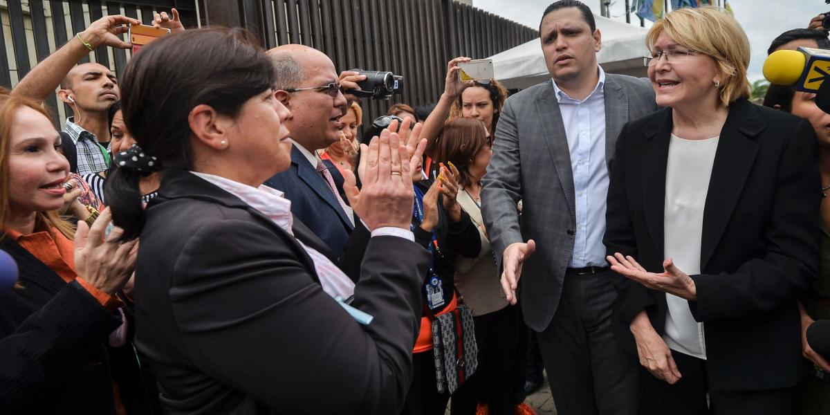 La fiscal venezolana, Luisa Ortega (der.) fue recibida ayer con aplausos a las afueras del Tribunal Supremo de Justicia en Caracas.