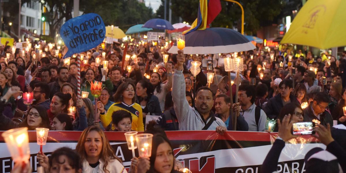 Miles de maestros salieron el martes en la noche, por el norte de Bogotá, a la marcha de antorchas realizada también en varias ciudades del país.