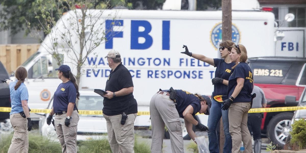 Investigadores del FBI llegaron a la escena para recopilar pistas.