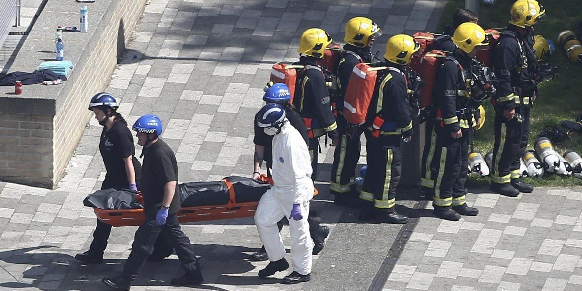 Auxiliares cargan el cuerpo sin vida de una persona fallecida en el incendio de la Torre Grenfell, en Lancaster West Estate (Londres).