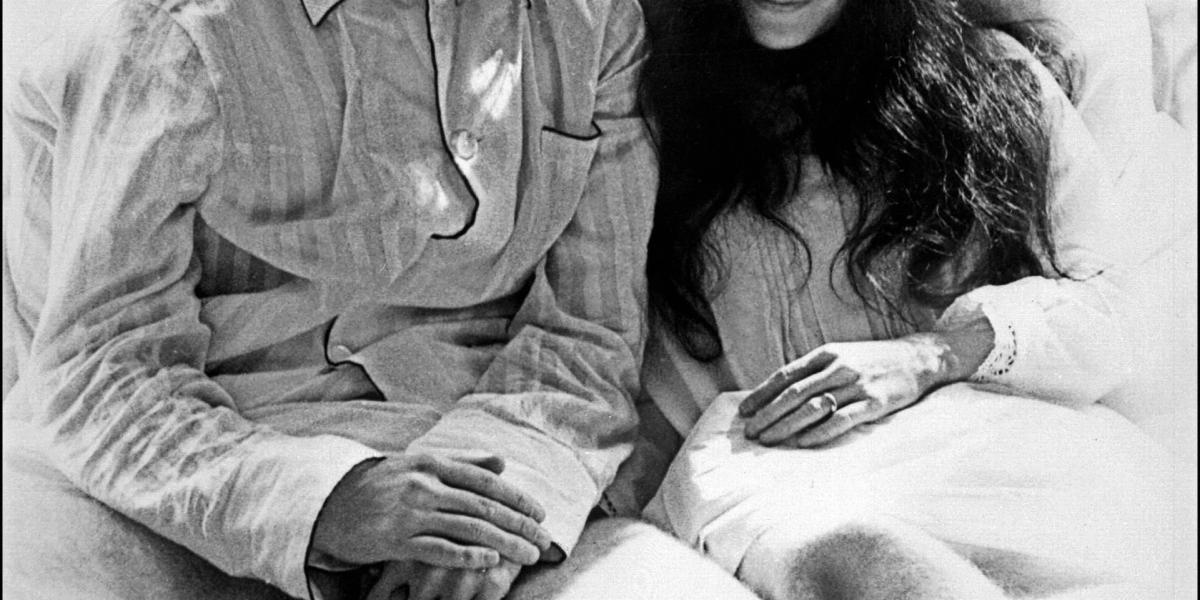 John Lennon y Yoko Ono, durante su luna de miel en Europa.