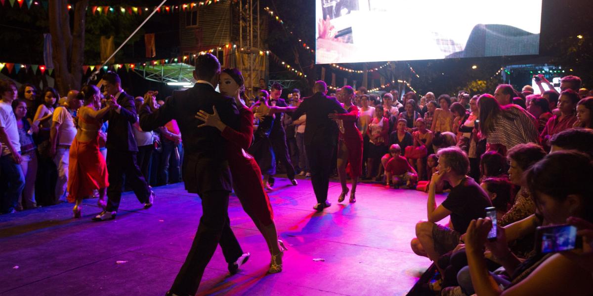 Un total de 350 bailarines, entre niños y adultos, competirán en el concurso de tango, que incluye parejas y grupos.