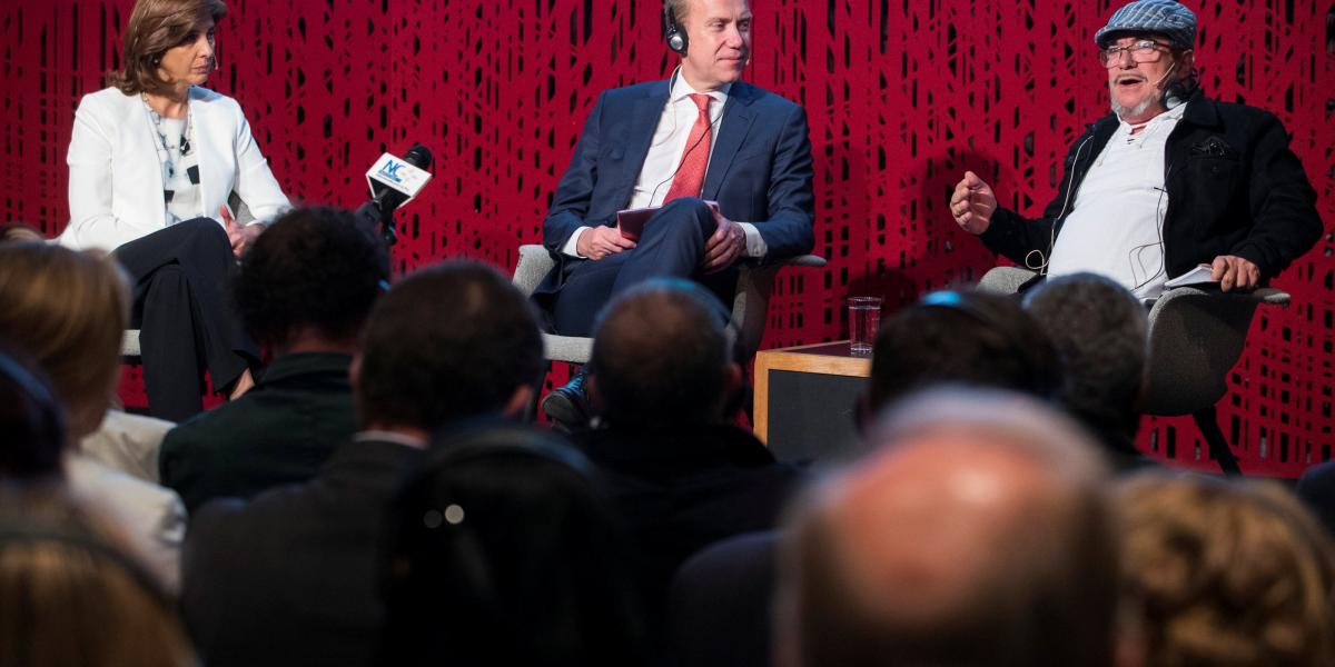 El ministro de Exteriores noruego, Børge Brende, moderó la charla con la Canciller y ‘Timochenko’.