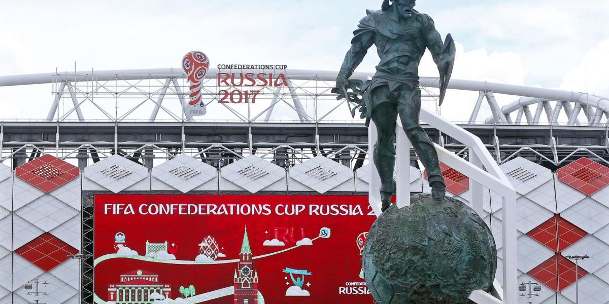 Una estatua de un gladiador custodia la entrada del estadio del Spartak, donde este sábado se inaugura la Copa Confederaciones.