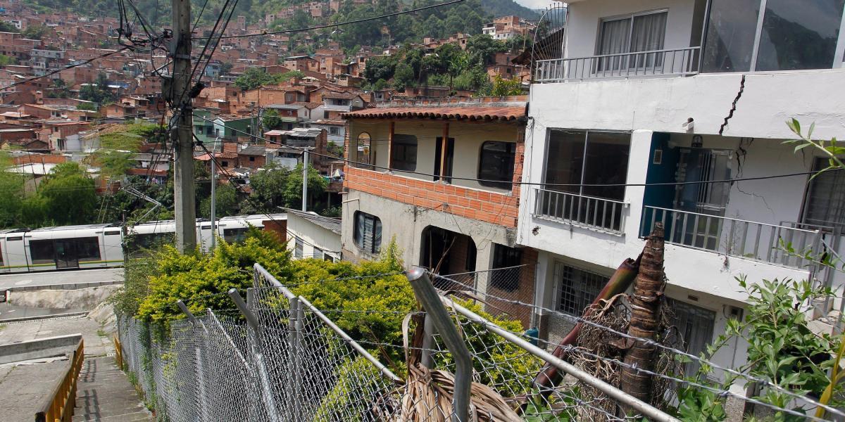 Manzanas completas debieron ser desalojadas en el barrio San Luis por riesgo. El municipio de Medellín debe adquirir 172 viviendas y 8 lotes.