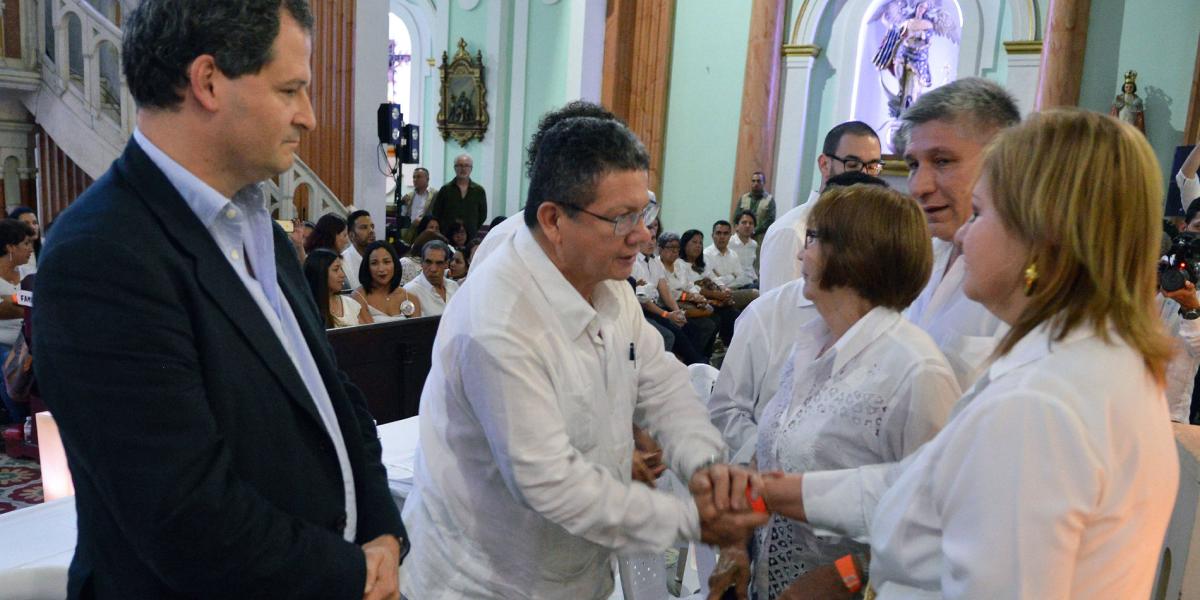 'Pablo Catatumbo' saluda a familiares de los once 
diputados de la Asamblea del Valle, en un acto realizado en 2016.