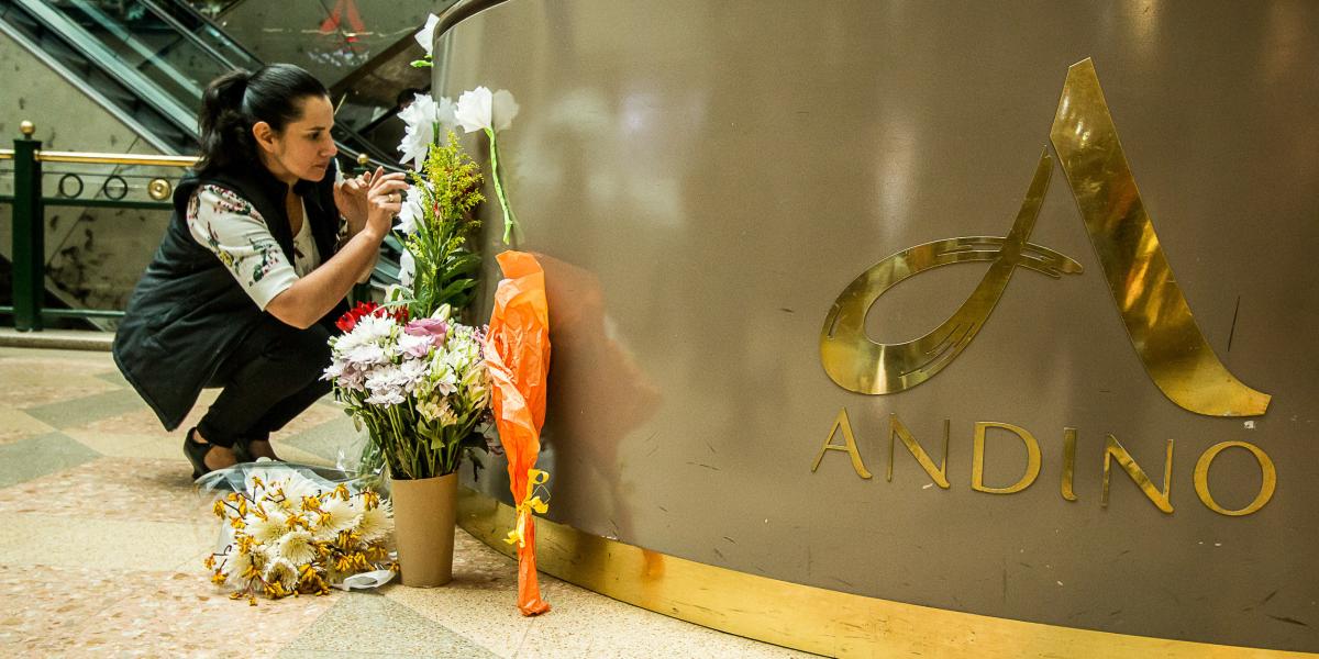Con rosas de papel ciudadanos hacen homenaje a víctimas tras el atentado terrorista en el centro comercial Andino.