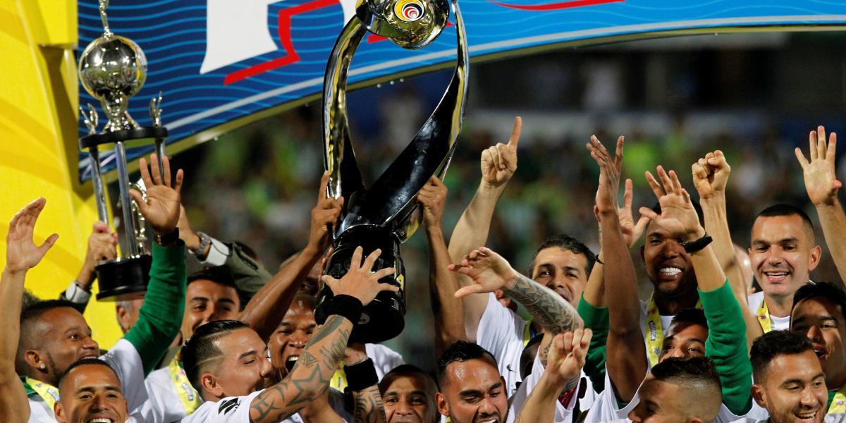 Los jugadores de Atlético Nacional levantan el título.
