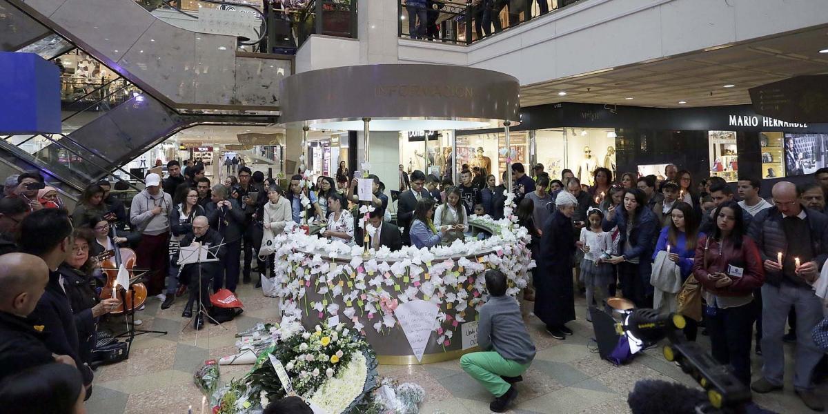 Más de 300 personas dejaron sus mensajes de apoyo por escrito, con flores y otros con lágrimas en sus rostros.