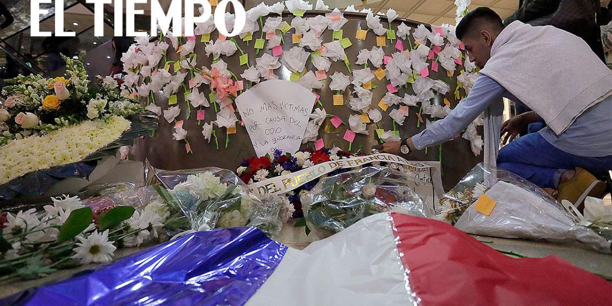 Más de 300 personas dejaron sus mensajes de apoyo por escrito, con flores y otros con lágrimas en sus rostros.