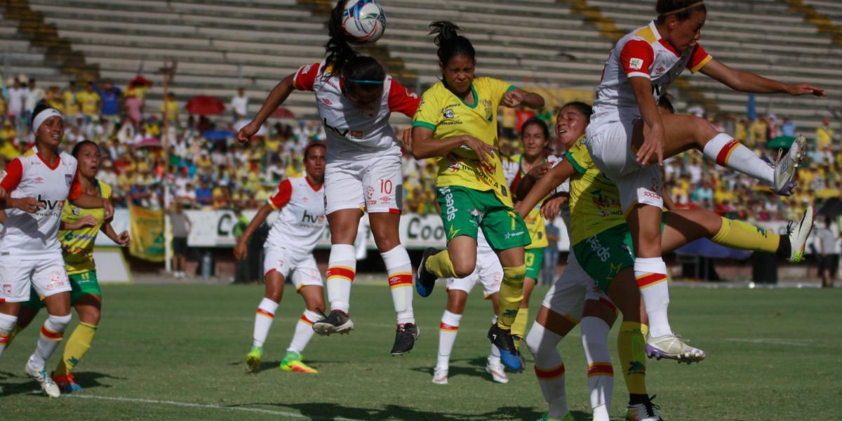 Leicy Santos (10) anotó el primer gol de Santa Fe en el triunfo 2-1 sobre Huila en el estadio Plazas Alcid de Neiva.