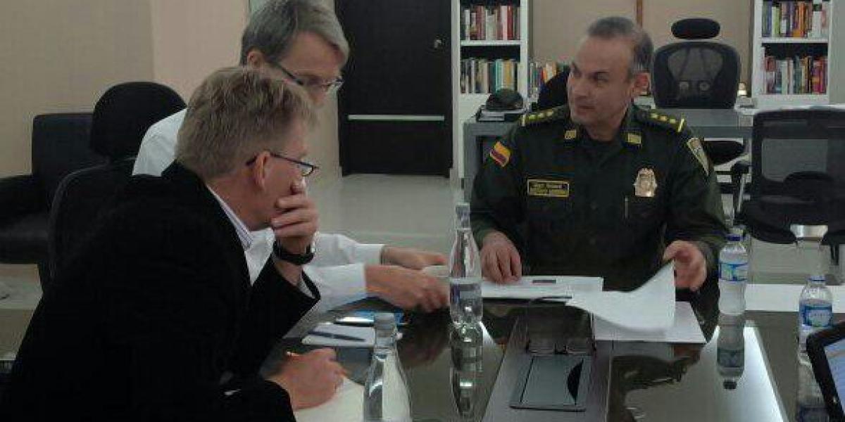 Funcionarios de la comisión diplomática se reúnen con el comandante de la Región No. 5 de la Policía Nacional, general Gustavo Moreno, para conocer el operativo de rescate de los holandeses secuestrados.