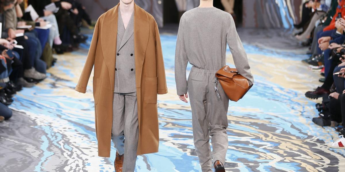 Dos modelos presentan las creaciones del diseñador británico Kim Jones para Louis Vuitton para la colección otoño/invierno durante la semana de la moda de París, Francia (16 de enero de 2014).