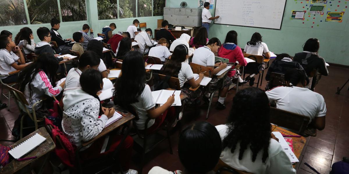 Los docentes y alumnos iniciaron sus clases con los estudiantes en el Iném, el colegio más grande del departamento.