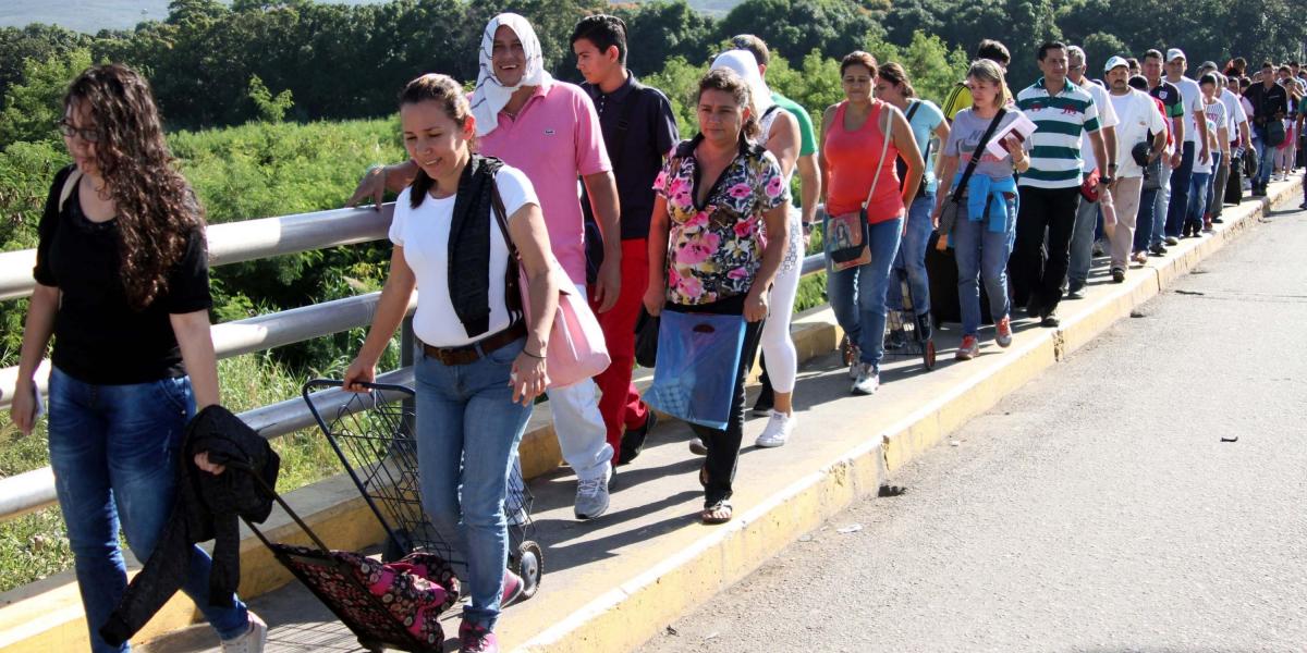 Cientos de personas cruzan diariamente desde Venezuela hacia Colombia por el puente Simón Bolívar que comunica al municipio de Villa del Rosario con San Antonio del Táchira.