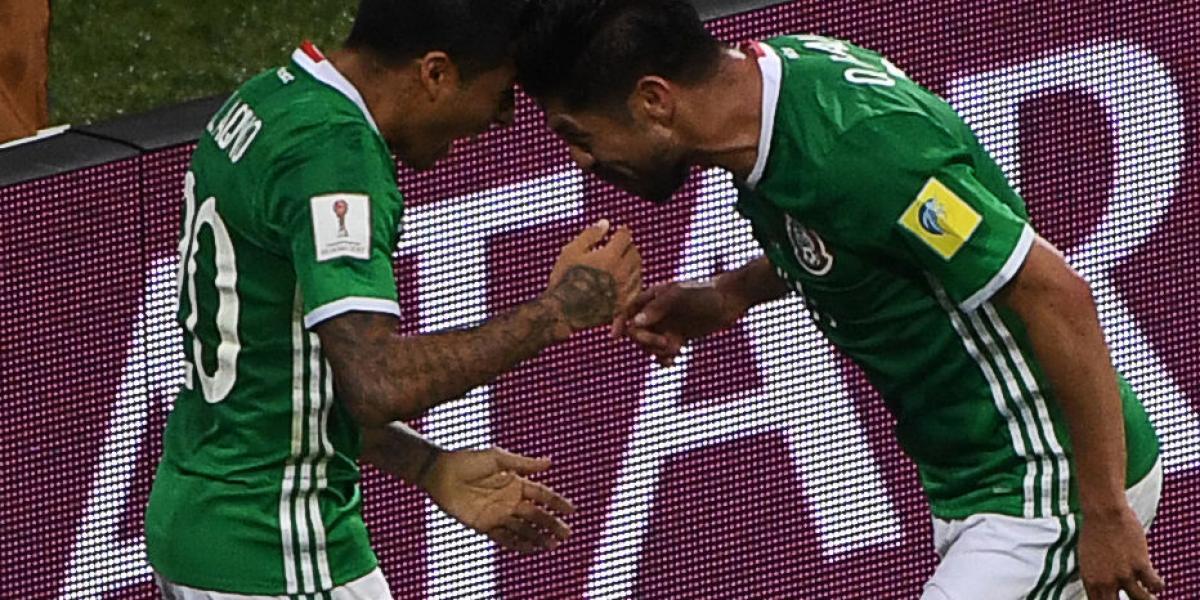 La Selección de México sufrió para vencer a Nueva Zelanda, pero al final alcanzó los tres puntos. Oribe Peralta (der.) celebra con Javier Aquino, el segundo tanto mexicano.