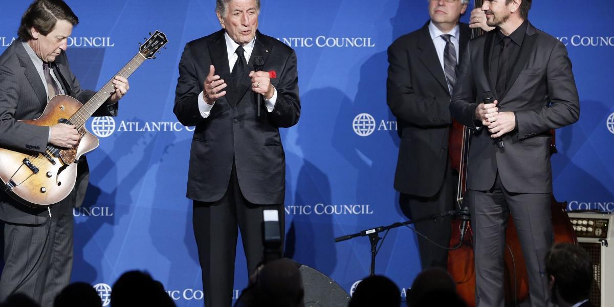 Juanes cantó con Tony Bennet durante la entrega en Washington del premio al liderazgo del Atlantic Council para el colombiano.